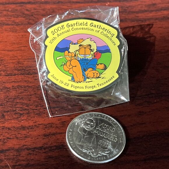 Garfield Gathering 2008 Pigeon Forge Tennessee Odie Comic Strip Lapel Hat Pin - Picture 2 of 3